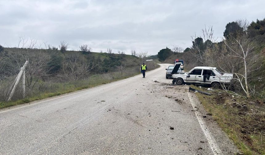 Direksiyon hakimiyetini kaybeden sürücü ağaca çarptı