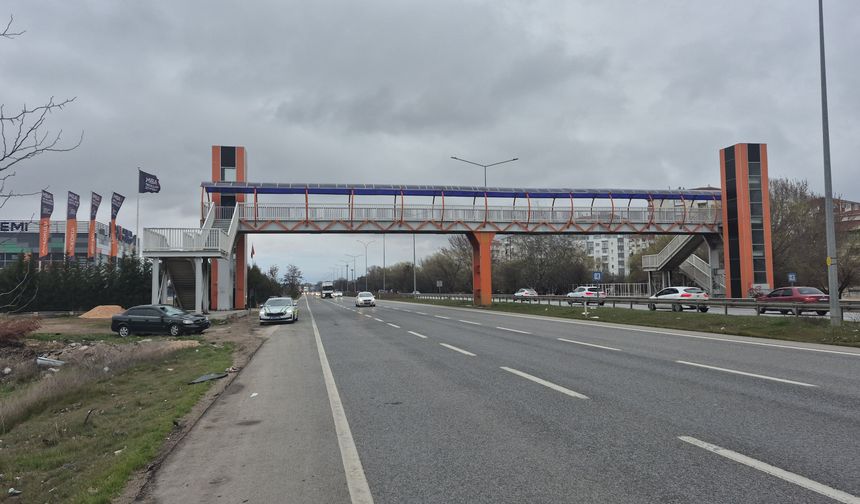 Üst Geçidi Kullanmadı Araç Altında Can Verdi