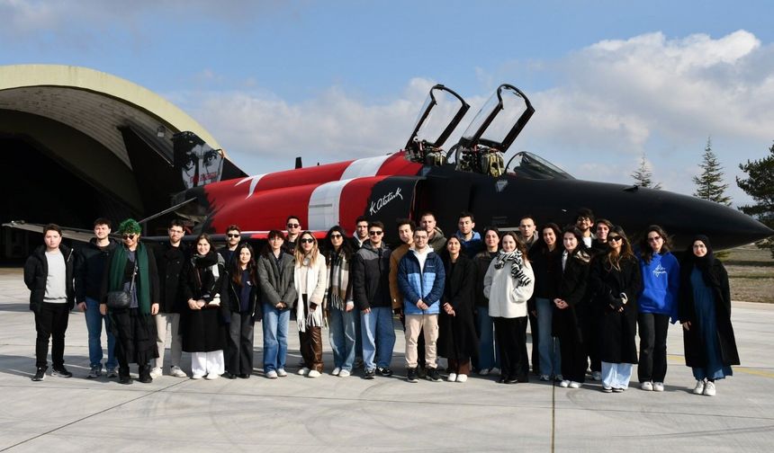 Gençler kışlada Mehmetçikle omuz omuza bir gün geçirdi