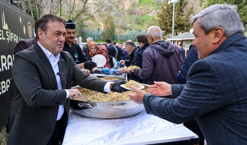 Vali Sözer’den Şeyh Edebali Türbesi’nde vatandaşlara şifalı pilav ikramı