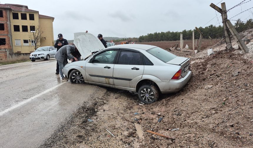 Kontrolden çıkan otomobil yol kenarına savruldu: 3 yaralı