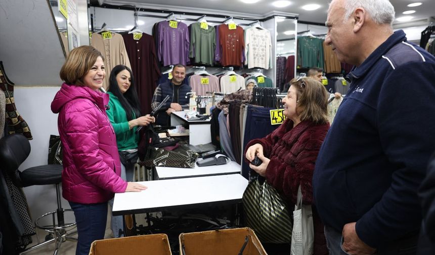 Başkan Ünlüce Çarşıda Bayram Coşkusunu Paylaştı