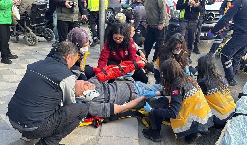 Kazada savrulan otomobil yayaların arasına daldı: 5 yaralı