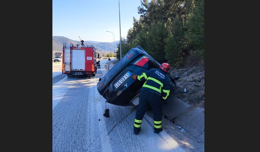 Kontrolden çıkan otomobil su kanalına devrildi