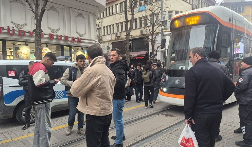 Eskişehir'de tramvayın çarptığı yaşlı adam yaralandı