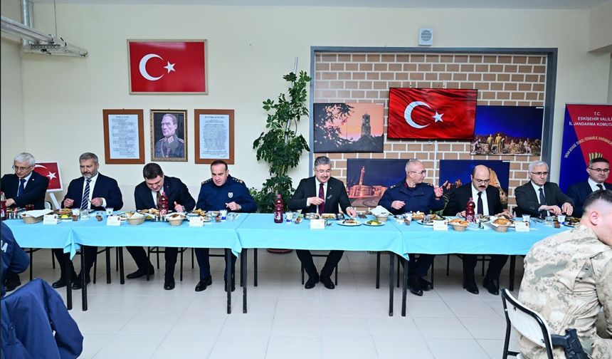 Vali Yılmaz er ve erbaşlar ile iftar yaptı