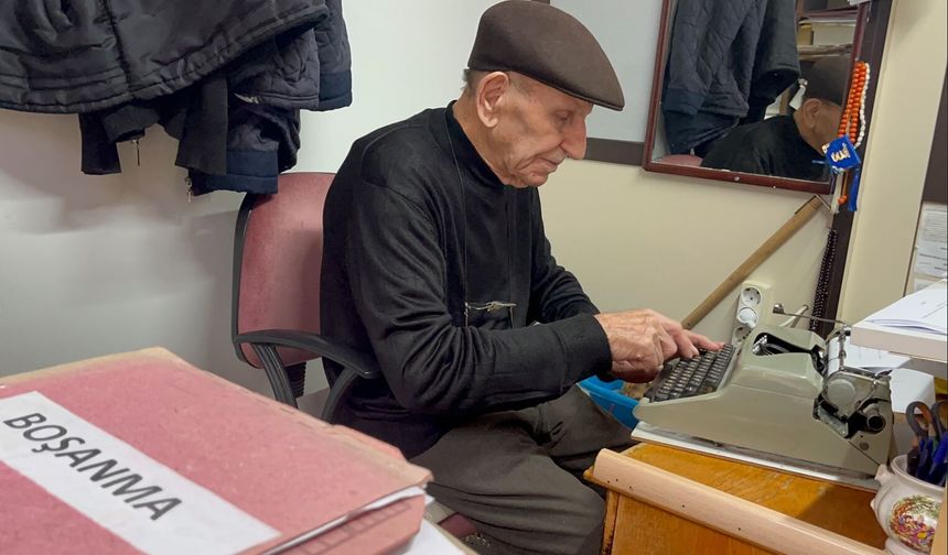 93 yaşındaki arzuhalci mesleğini ilk günkü aşkla sürdürüyor