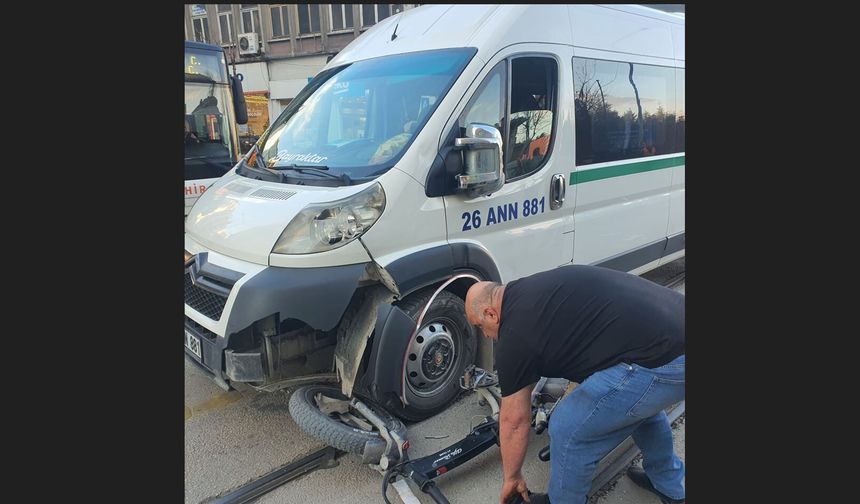 Elektrikli bisiklet servis aracıyla çarpıştı: 1 yaralı