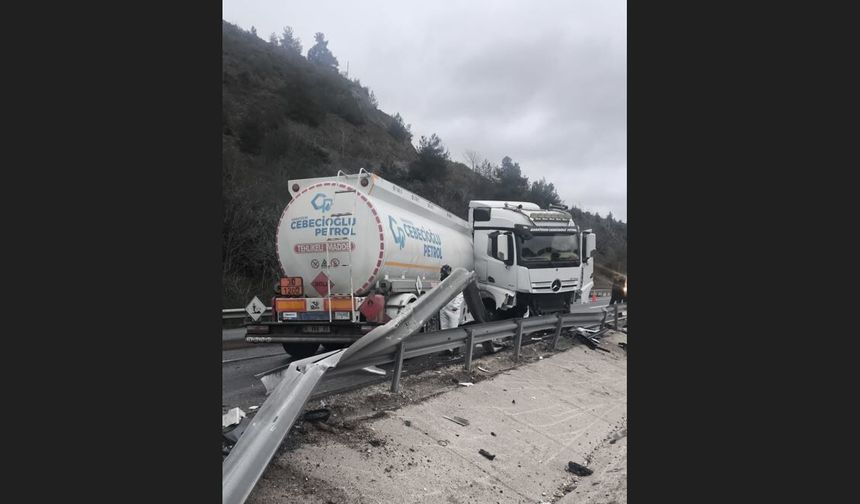 Mazot yüklü tanker kontrolden çıkarak karşı şeride geçti