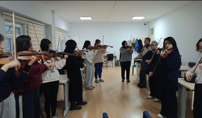 Yurt öğrencileri için keman kursu başladı