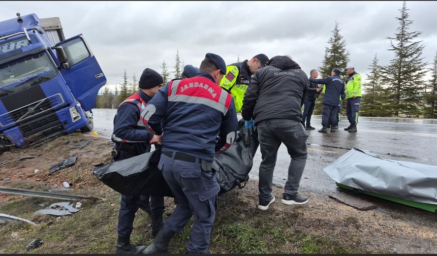 Eskişehir'de kontrolden çıkan tır otomobili altına aldı: 1 ölü 1'i ağır 2 yaralı