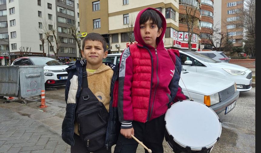 Yeğeniyle birlikte bayram harçlığı toplayan küçük davulcu