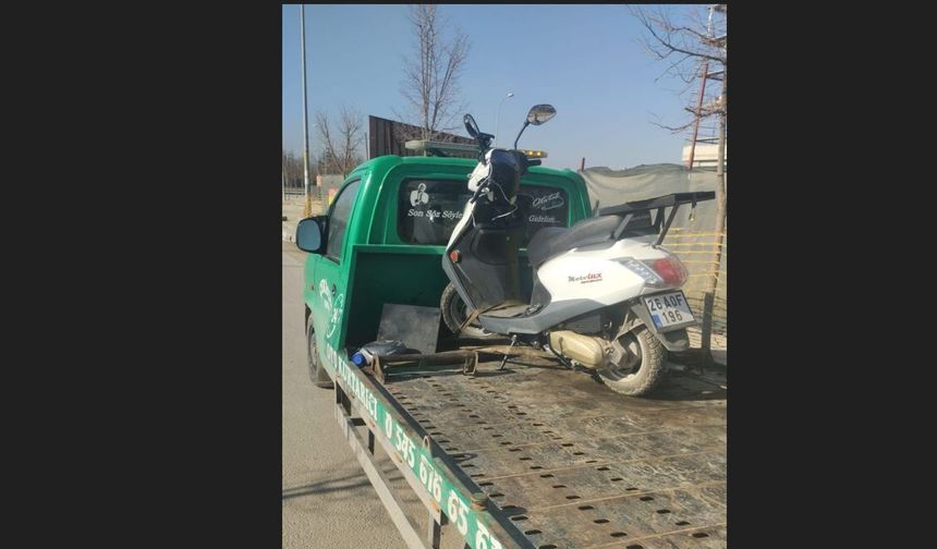 Otomobille çarpışan motosikletli kurye yaralandı