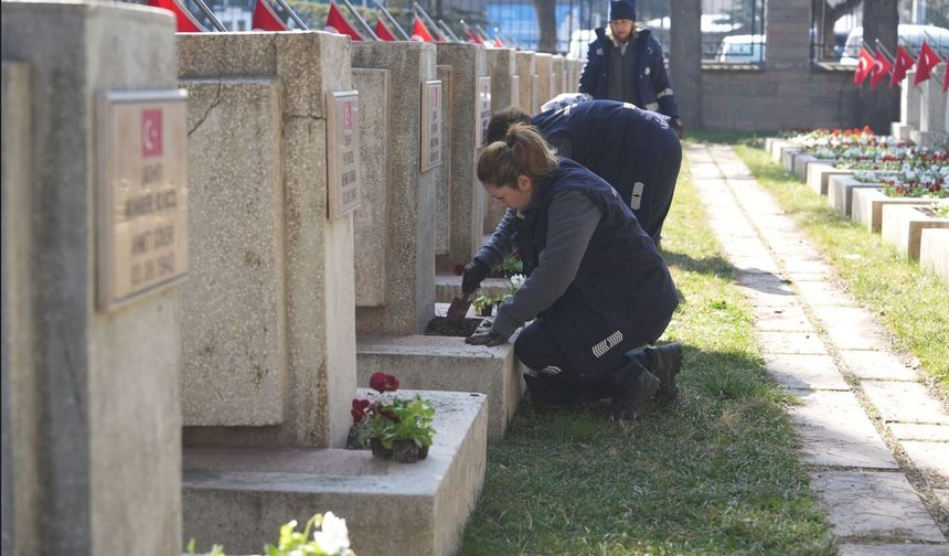 Büyükşehirden Şehitliklere Anlamlı Dokunuş