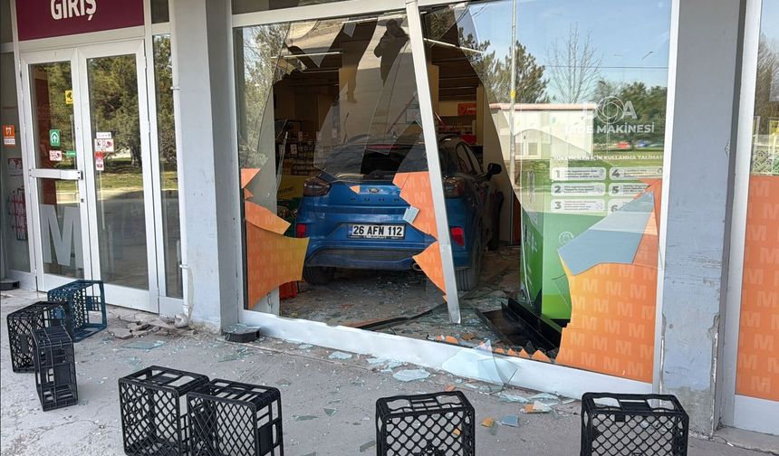 Fren yapmak yerine gaza basan otomobil süpermarkete girdi