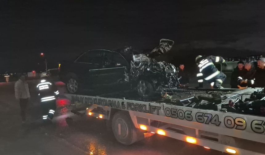 Tırın altına aldığı otomobil oto kurtarma aracının üzerinde alev aldı