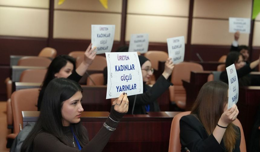 Gençler Meclis Kürsüsünde