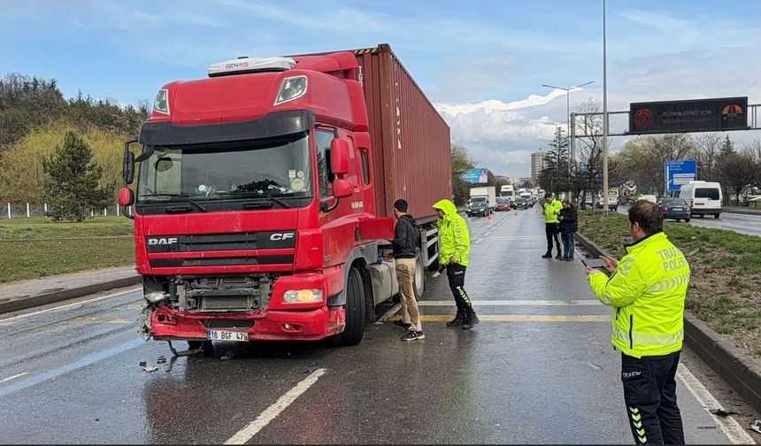 2 minibüs ve 2 tırın karıştığı zincirleme kaza: 2 yaralı