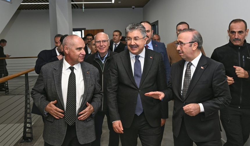 Vali Yılmaz ETİ'nin Yaptığı Okulu Çok Beğendi