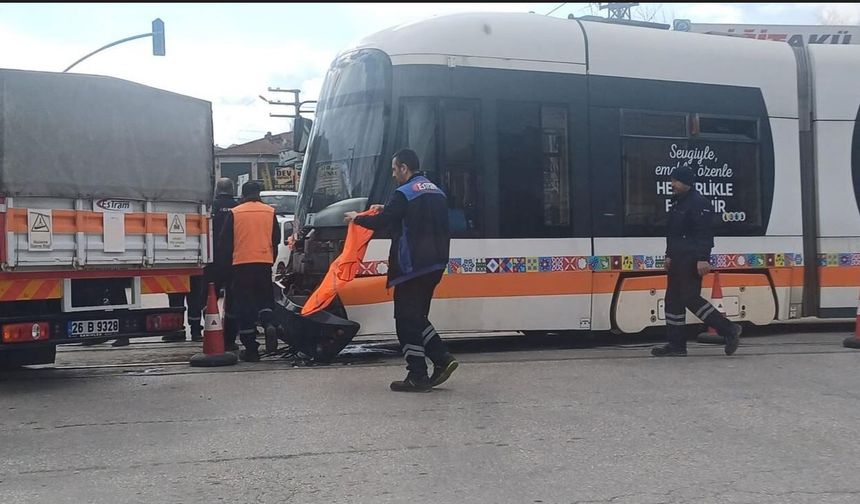Minibüsle çarpışan tramvay raydan çıktı