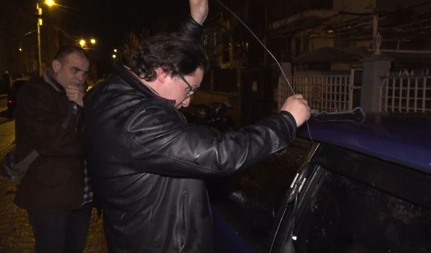 Kendiliğinden kilitlenen otomobilin kapısını çilingir açtı