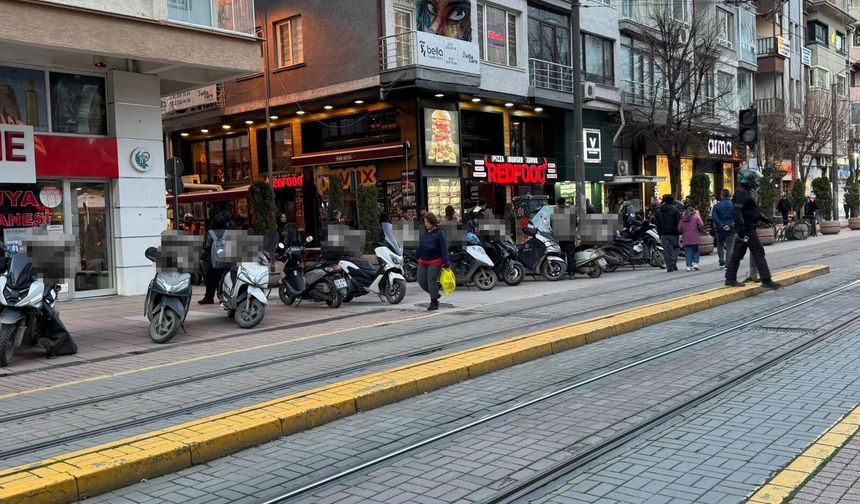 Vatandaş hatalı park edilen kurye motosikletlerinden rahatsız