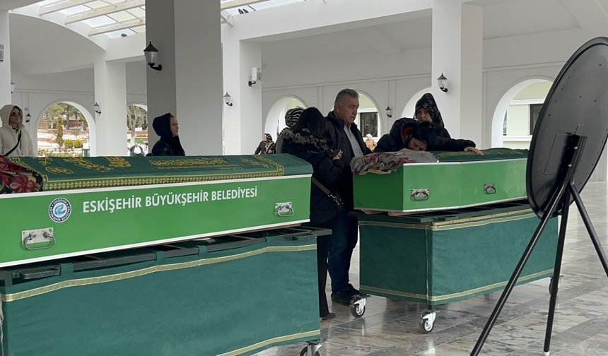 Emekli uzman çavuşun öldürdüğü 16 yaşındaki kızı ve eşi Eskişehir'de toprağa verildi