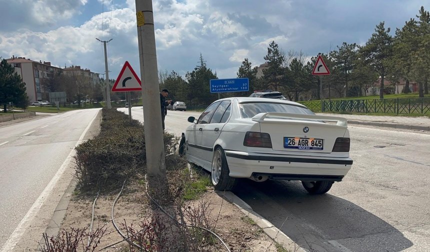 Kontrolden çıkan araç orta refüje çıktı
