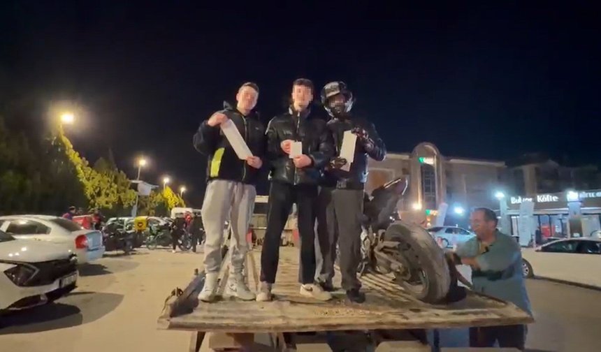 Motosiklet sürücüsü 58 bin TL'lik ceza tutanağı ile poz verdi