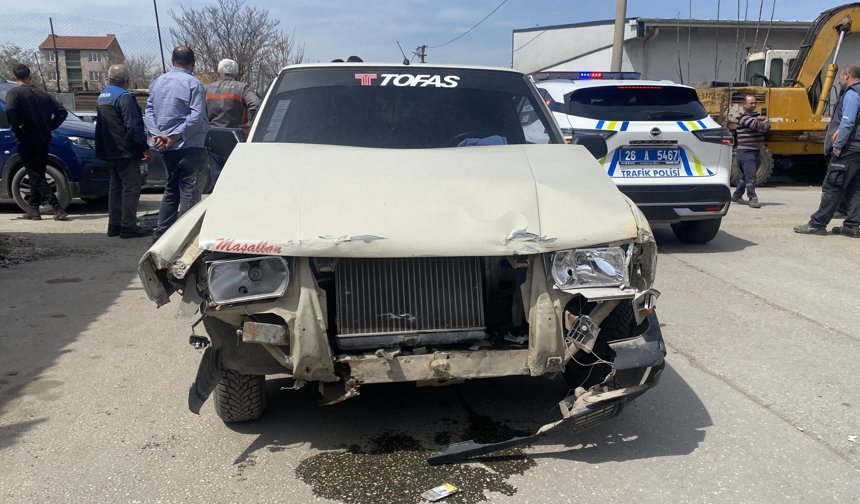 İki araç çarpıştı 4 araç hasar aldı