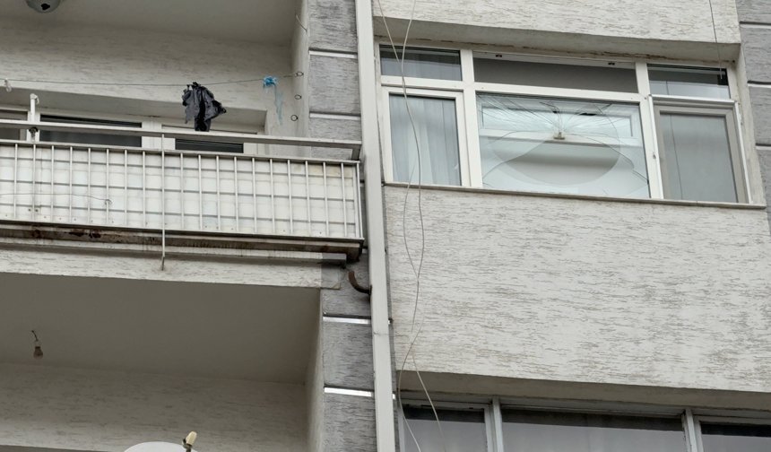 Fırtınada kırılan cam 6’ncı kattan vatandaşın üzerine düştü