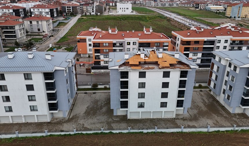 Fırtına binanın çatısını uçurdu faciadan dönüldü