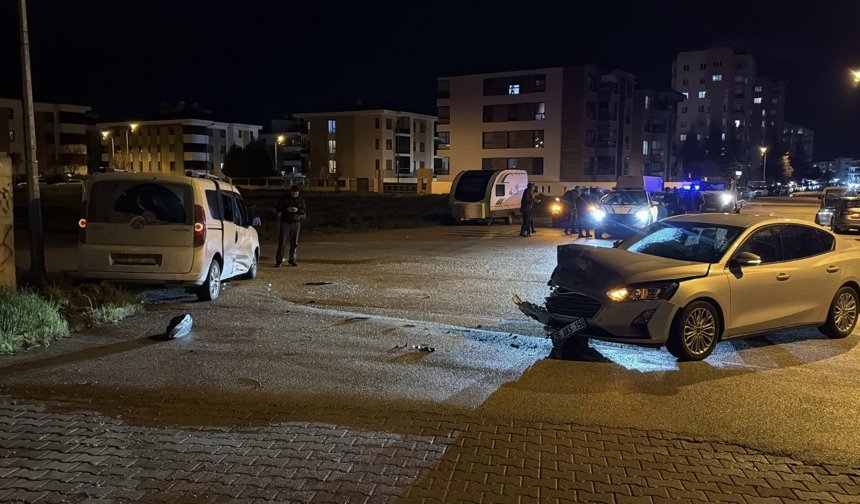 Alkollü sürücü ile 15 yaşındaki çocuğun kullandığı araç çarpıştı