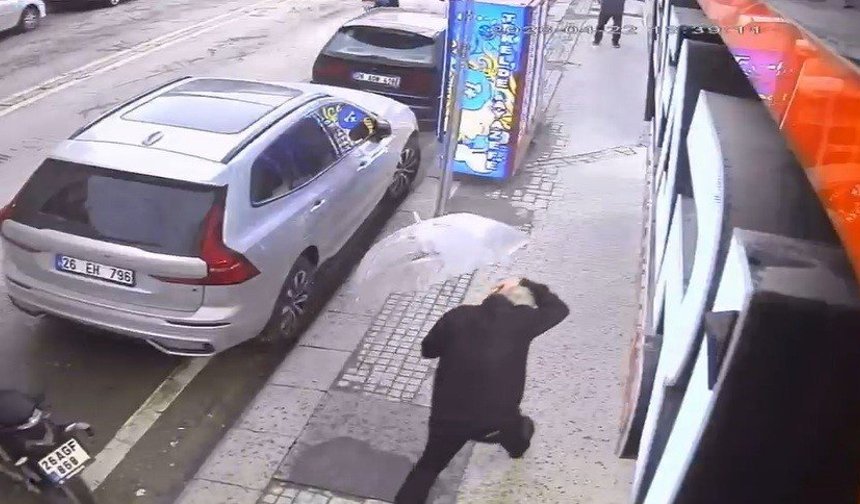 Caddede Yürürken Kafasına Cam Düştü