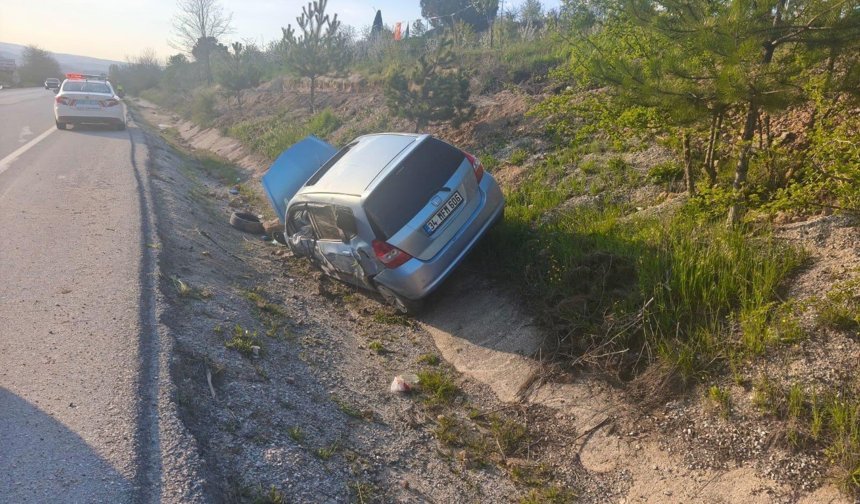 Sürücü karşı şeritten gelen otomobile çarptı: 1 yaralı