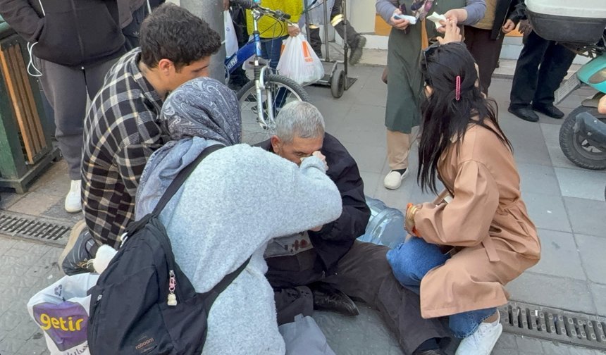 Çocuğun attığı yumrukla yaşlı adam kanlar içinde yere yığıldı