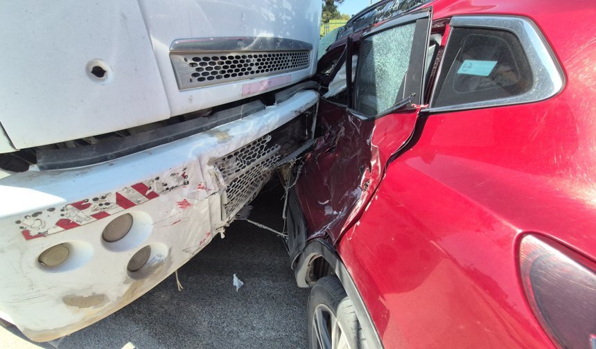 Kamyonun sürüklediği otomobilden burunları bile kanamadan çıktılar