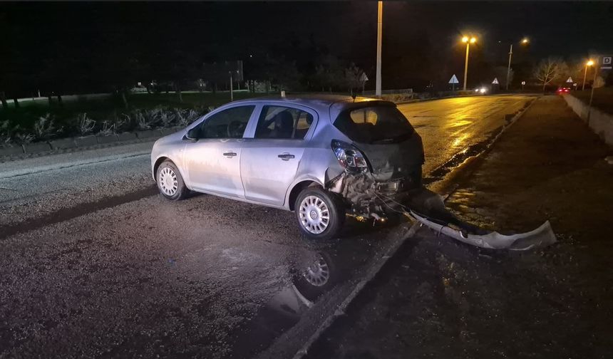 Kontrolden çıkan otomobil duvara çarptı