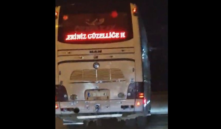 Servis Otobüsünün Camında Dikkat Dağıtan Işıklı Yazı