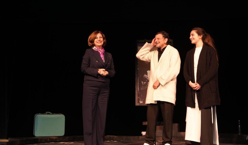 Başkan Ünlüce “Unutmak” Oyununda Sanatseverlerle Buluştu