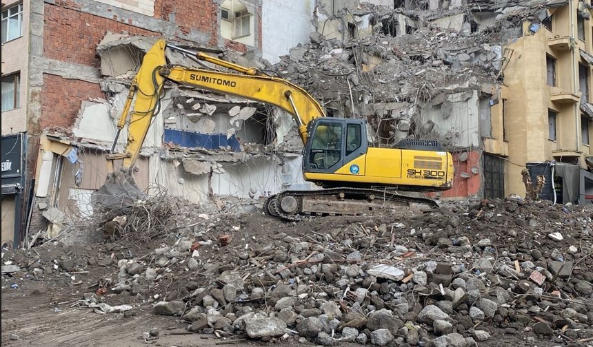 Sadece apartman değil esnafın ekmek teknesi de yıkıldı