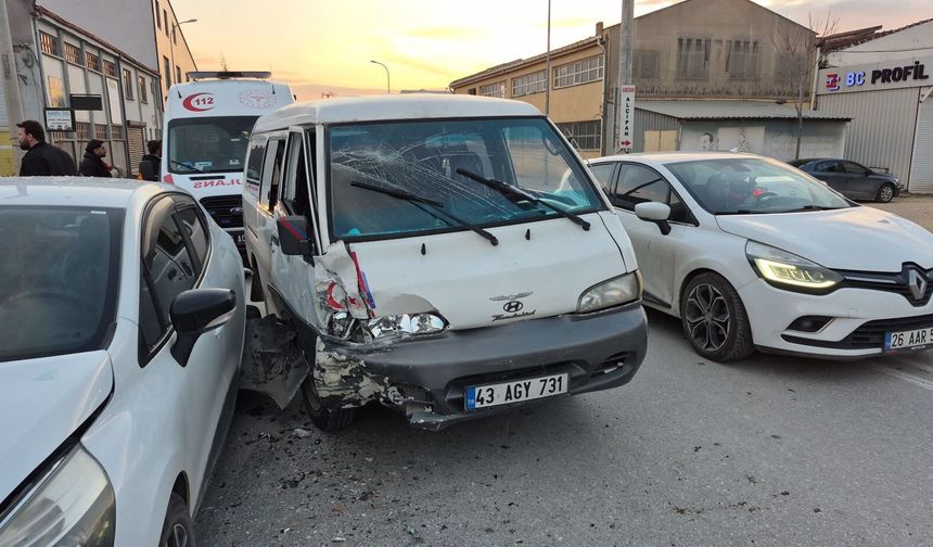 Eskişehir'de 4 aracın karıştığı trafik kazasında 3 kişi yaralandı
