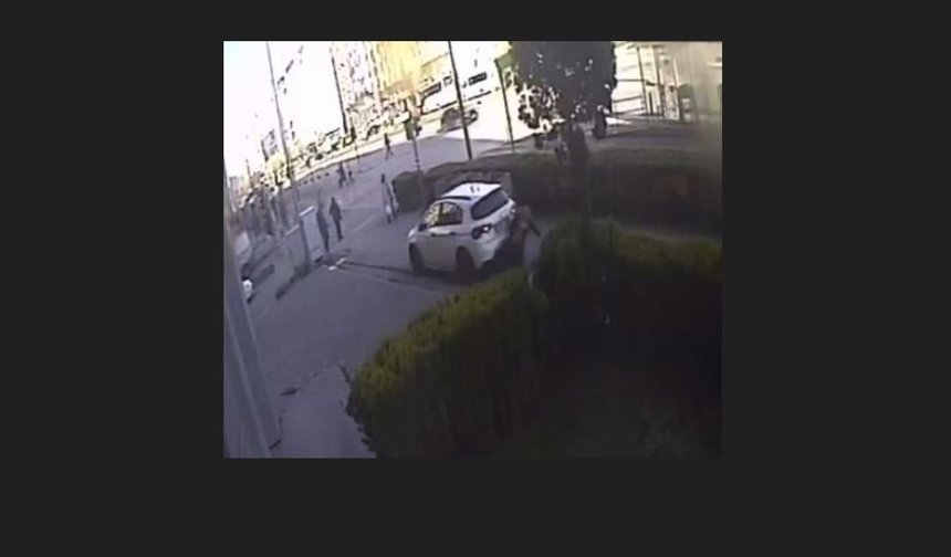 Kaldırımda yürüyen yayanın otomobilin altında kaldığı anın görüntüsü