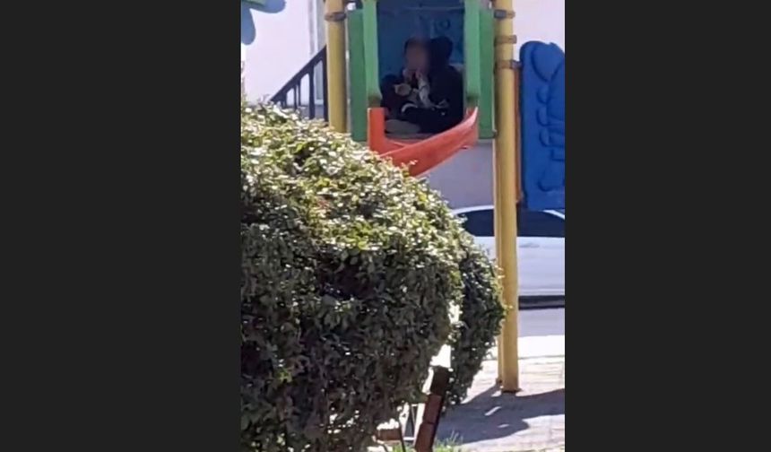 Kadın Muhtar kaydırağın gövdesinde sigara içen çocukları uzaklaştırdı