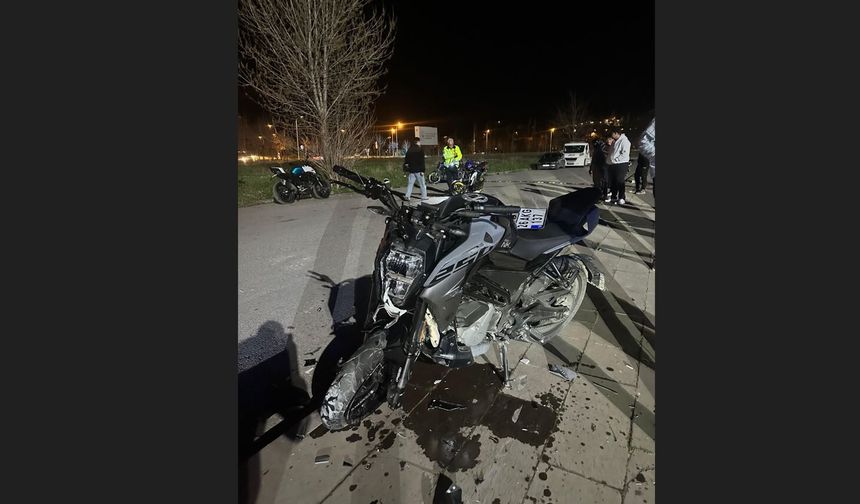 Akrobatik hareketler yapan iki motosiklet çarpıştı: 2 yaralı