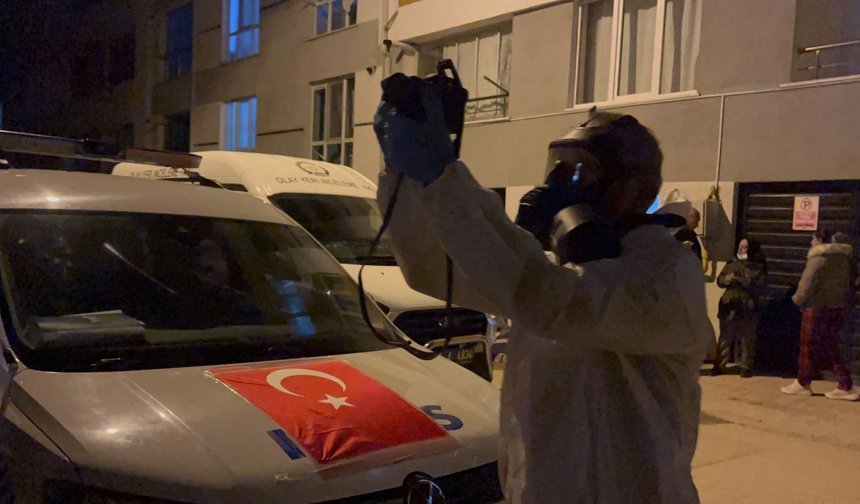 Kokular gelen daireden genç adamın cansız vücudu çıktı