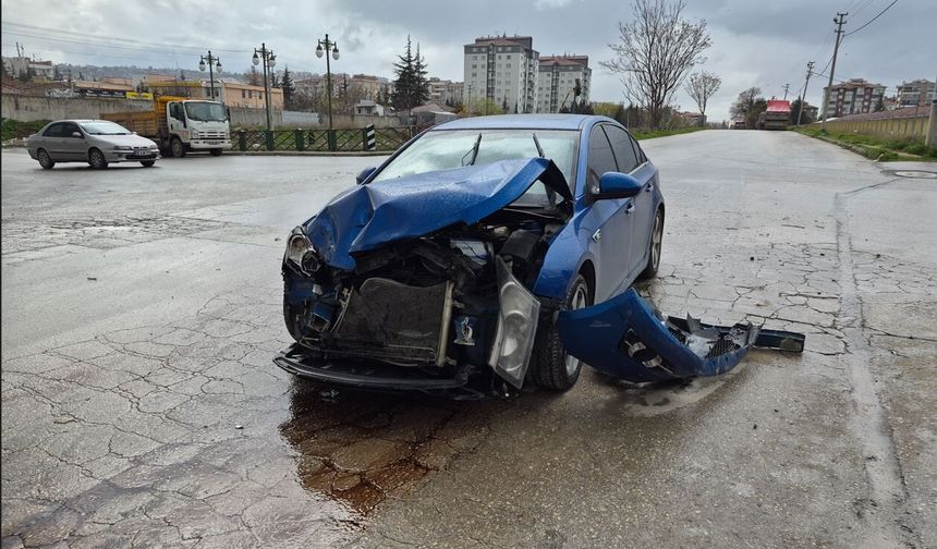 'Dur' levhasına uymayan otomobil çöp kamyonuna çarptı: 1 yaralı