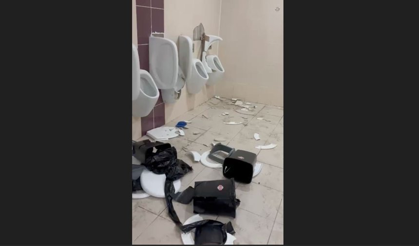 Balıkesirspor taraftarı hırsını deplasman tuvaletlerinden çıkardı