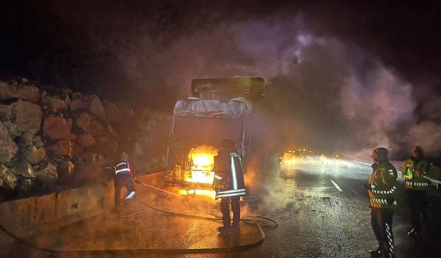 Bilecik'te seyir halindeki tır bir anda alev aldı