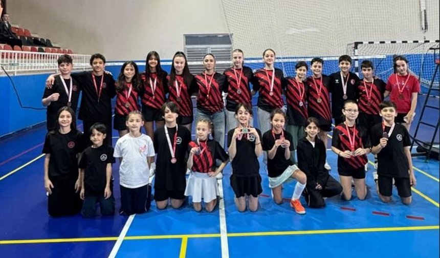 Badminton Turnuvası'nda Rakadami Madalyaları Topladı